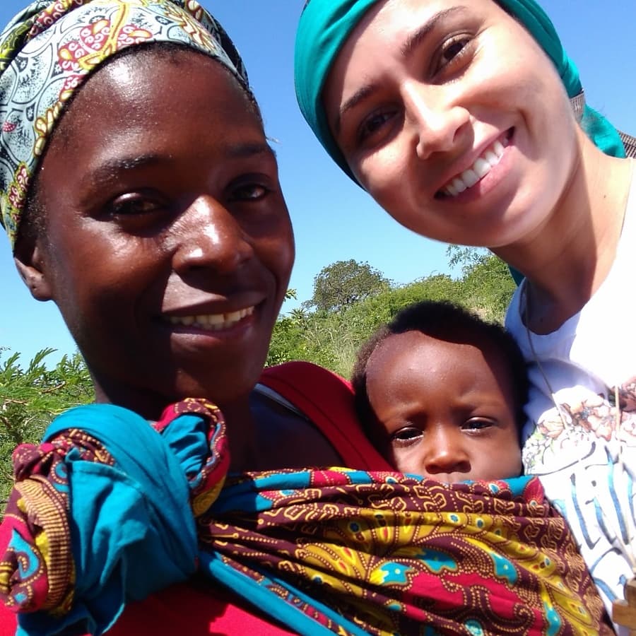 Rosana com mãe e criança em Moçambique