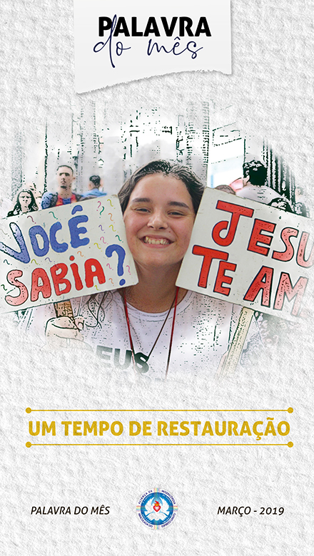 Jovem mostra mensagens em placas.