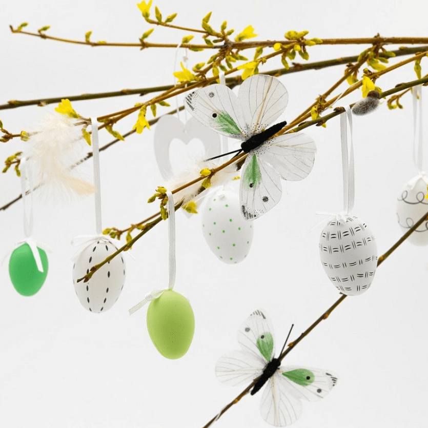 ovos decorados num ramo florido