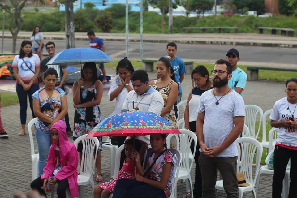 Pessoas se reunem mesmo embaixo de chuva para a Missa na Misericórdia em Manaus.