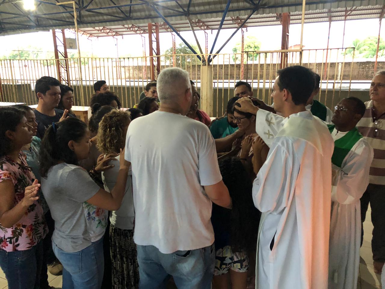 Padres oram pelo povo durante encontro de espiritualidade para os adultos