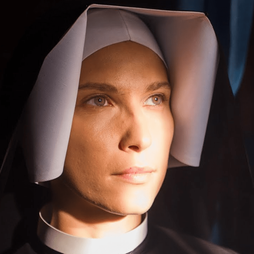 Atriz interpretando Santa Faustina.