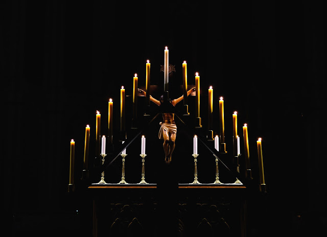 Ofício das Trevas - Tenebrário (tenebrarum) e o altar ao fundo.