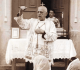 Pe. Donizetti Tavares de Lima celebra a missa na frente da Igreja