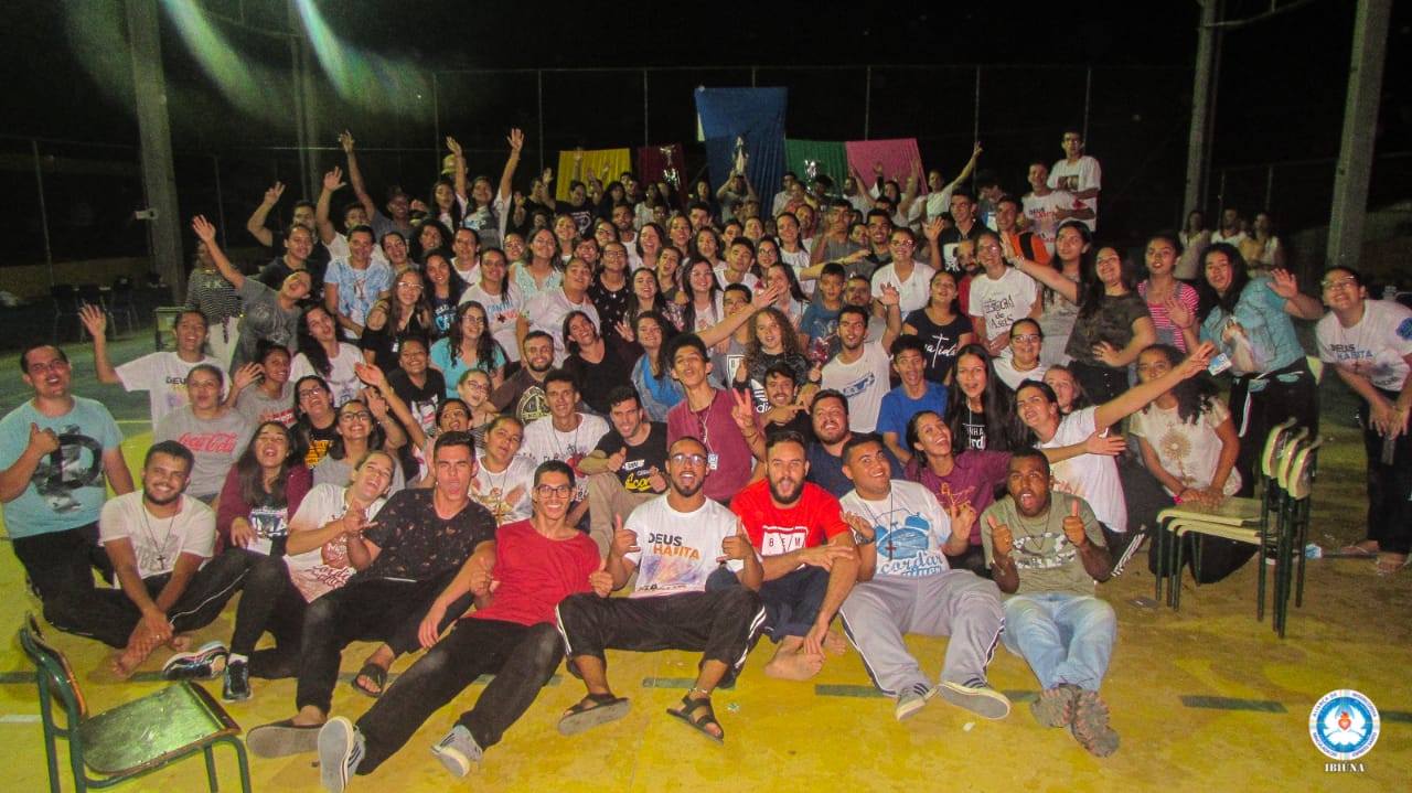 Participantes e servos pasam para foto ao final do Encontro.