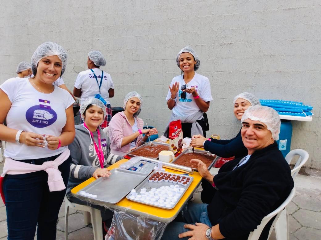 Voluntários preparam alguns doces que foram distribuídos