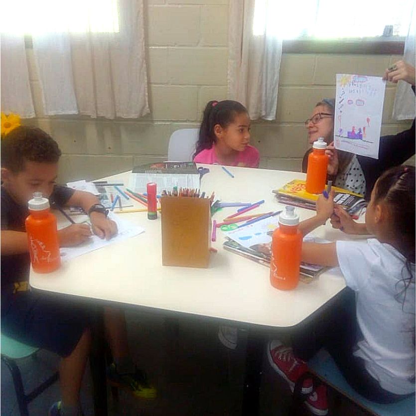 Crianças no primeiro dia de aula no ArtEscola