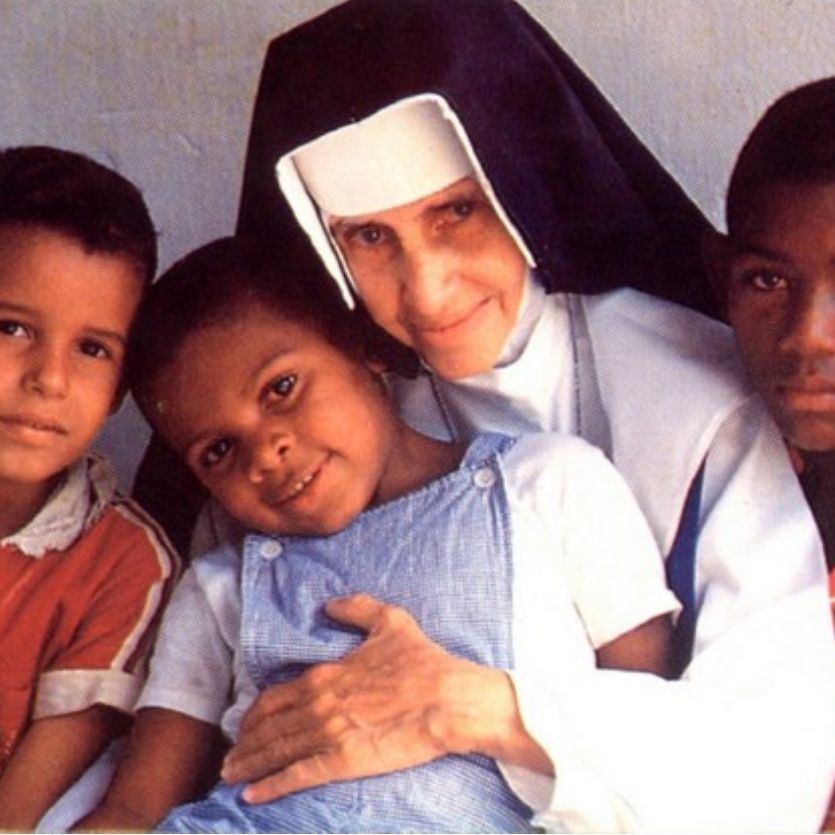 Irmã Dulce com crianças atendidas por ela