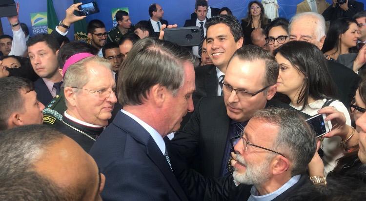 Pe. Henrique cumprimenta o presidente Jair Bolsonaro