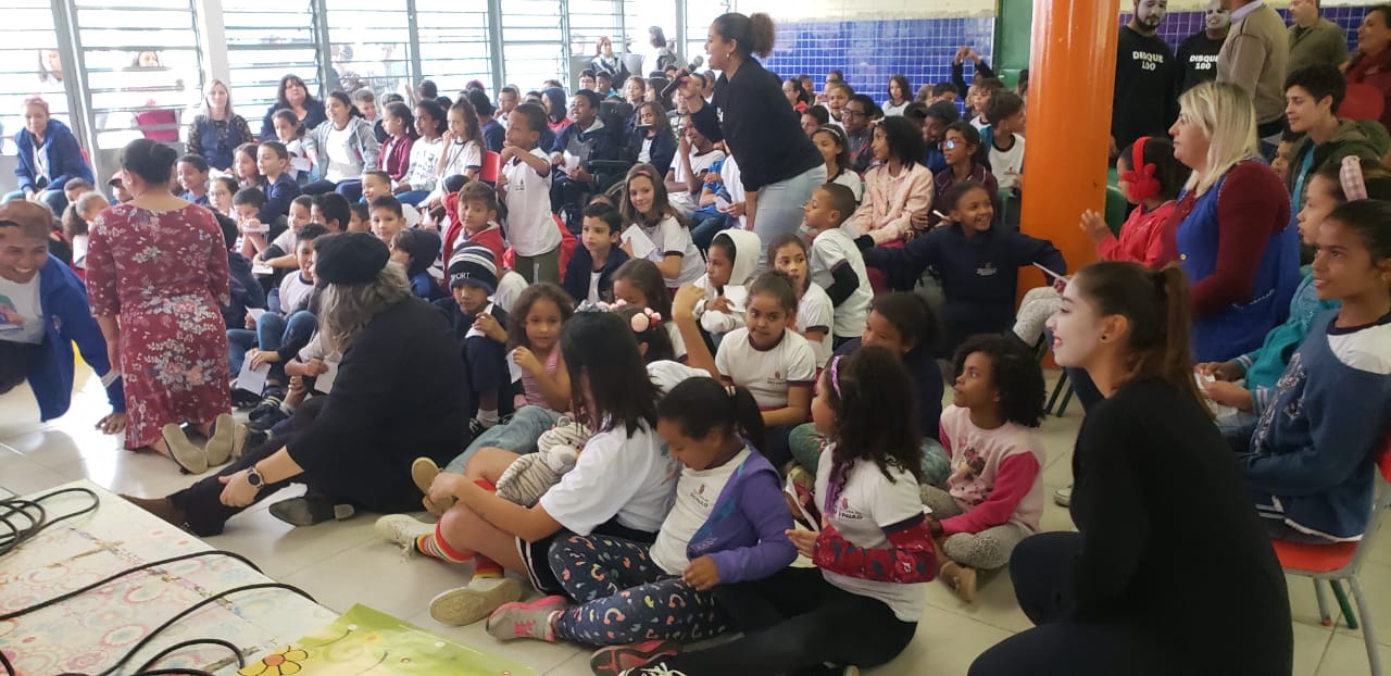 Alunos assistem à peça de teatro