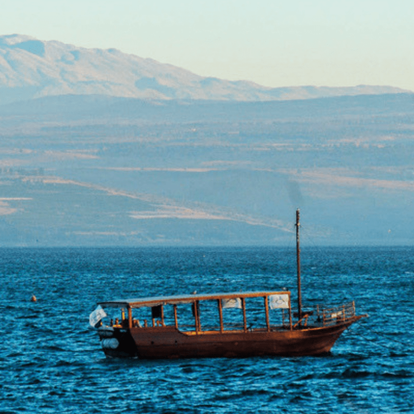 Imagem de um barco no Mar da Galiléia