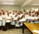 Formandos mostram o certificado