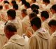 Padres durante a missa