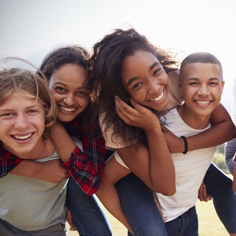 Quatro adolescentes multiraciais