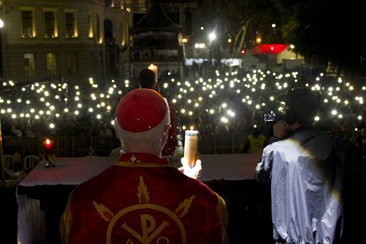 Momento iluminado por velas durante a Vigília