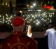 Dom Odilo segura vela durante a vigília.