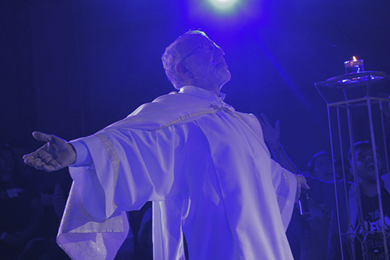 Padre João Henrique em adoração à Jesus Eucarístico.