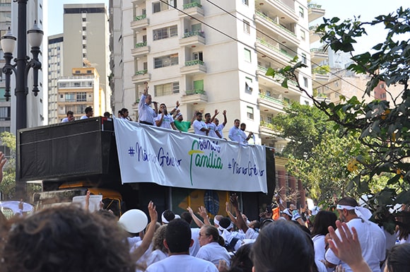 Manifestantes nas ruas.