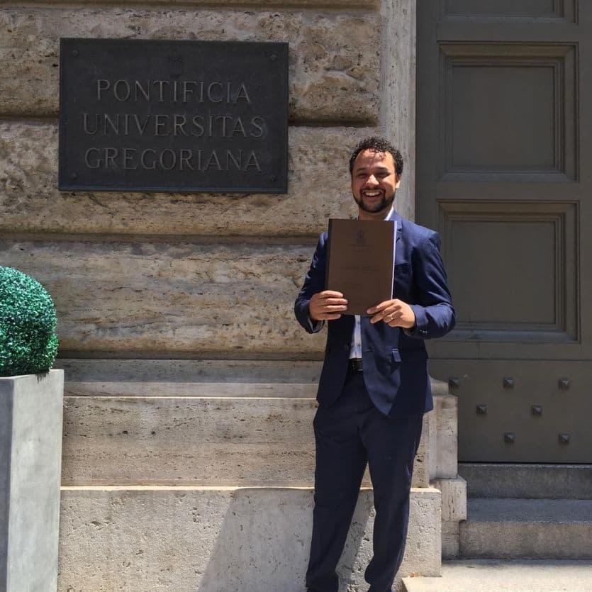 Rafael em frente a Universidade Gregoriana.