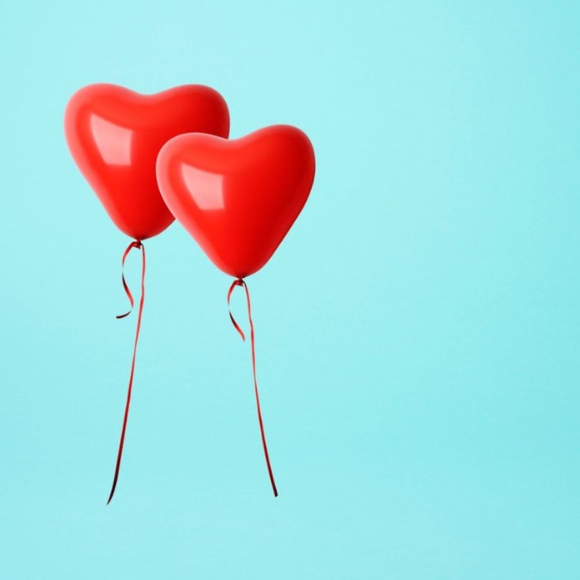 Dois balões em forma de coração