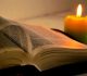 Bíblia aberta-vela acesa