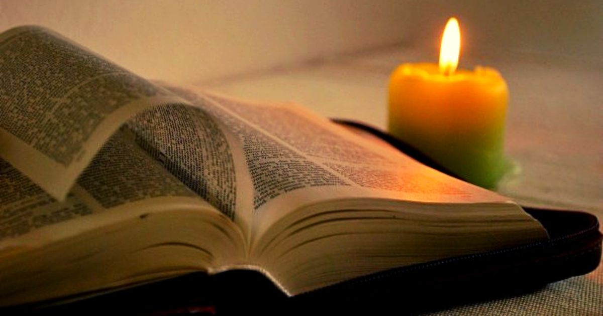 Bíblia aberta-vela acesa