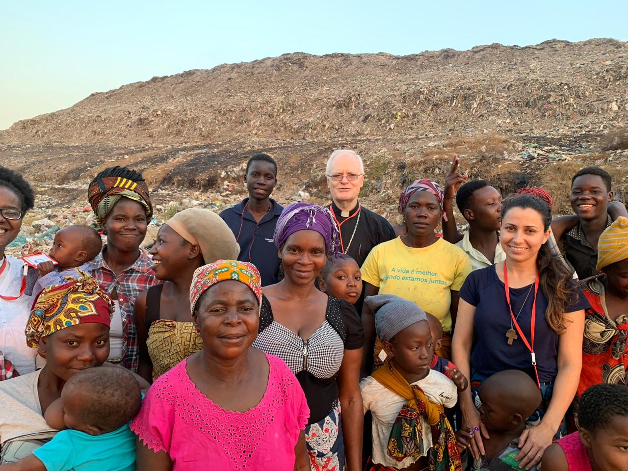 Dom Odilo juntos às "mamanas" no lixão em Moçambique.