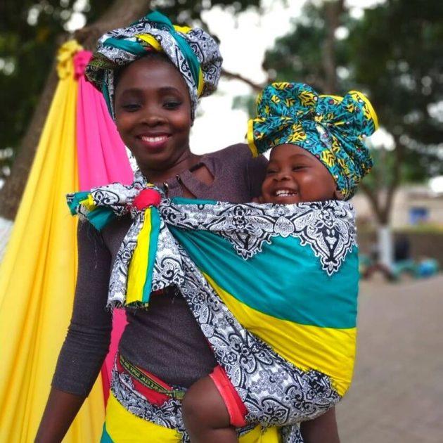 Mãe com criança no colo-Moçambique.