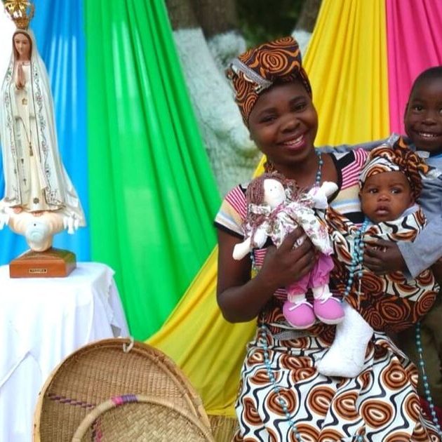 Mulher moçambicana com dois filhos.