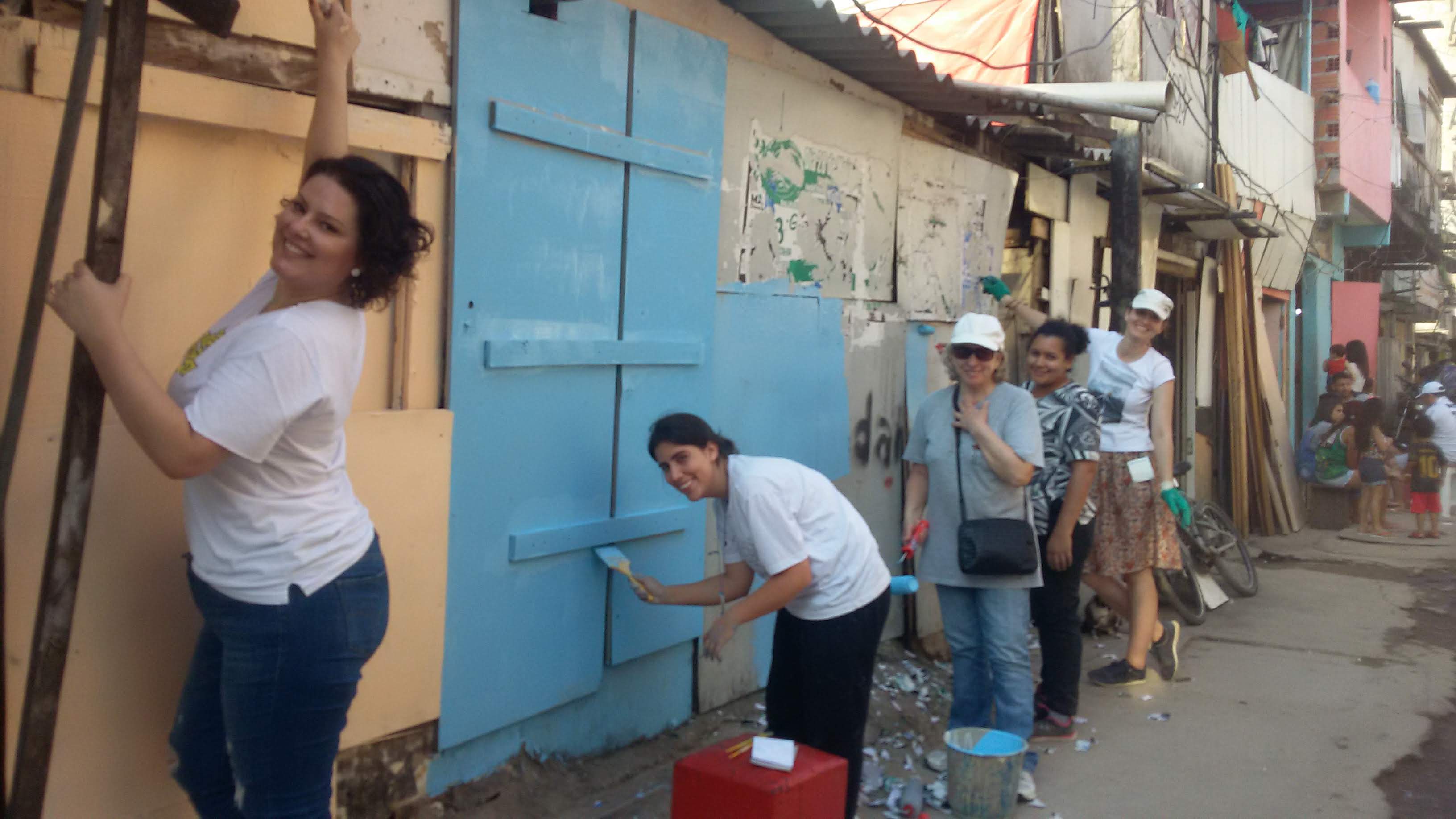 Missionários e voluntários se dedicaram a esta ação.