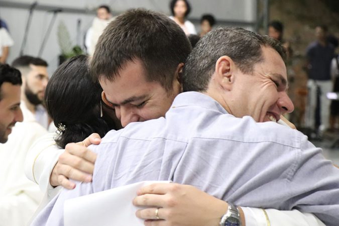 Abraço fraterno entre vinculados