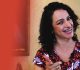 Patrícia aponta para você e sorri