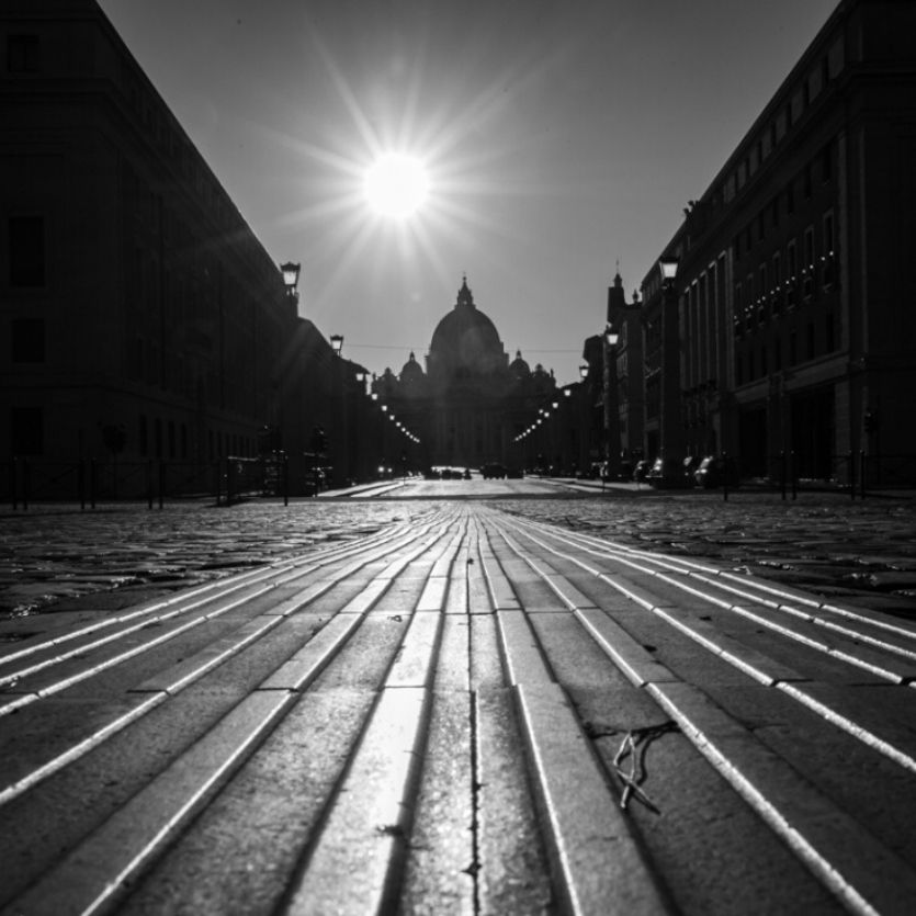 Rua de Roma vazia-preto e branco