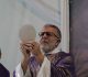 Padre João Henrique consagra a hóstia durante a missa