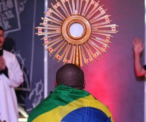 Brasil segue majoritariamente cristão, enquanto novas buscas revelam interesse pela fé católica
