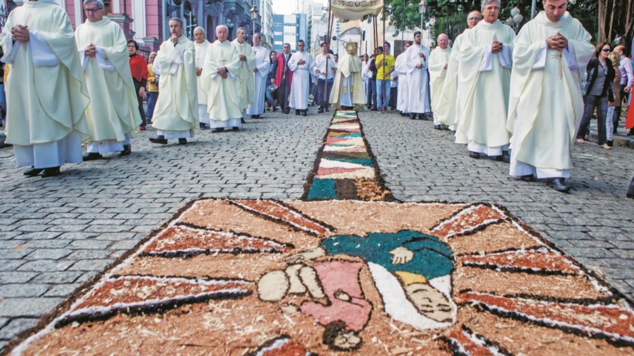 Por que fazemos tapetes em Corpus Christi?