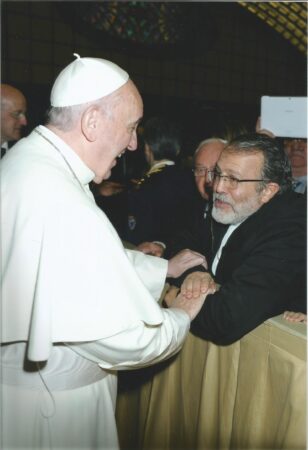 Papa Francisco conversa com Pe. João Henrique
